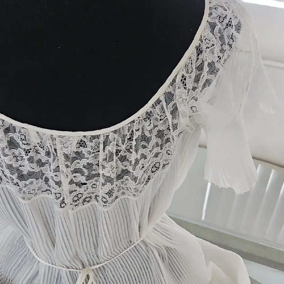 Elegant White Lace Night Gown - Picture 8 of 13